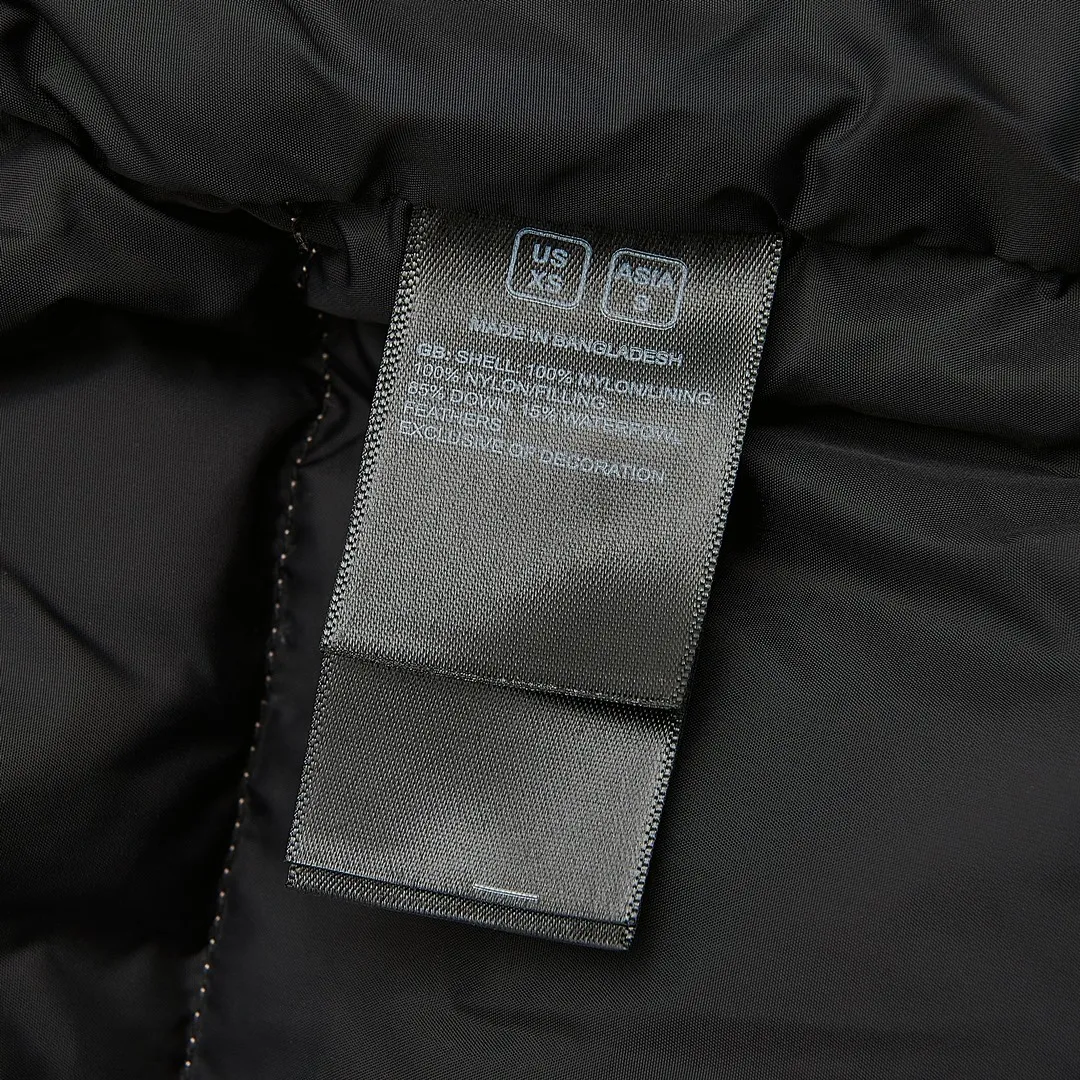 Style No.: Y 85 💰P245 [North Face Vest] The North Face｜North Face Nuptse 1996 Classic Down Vest/North Face Vest [Pink] ❶The embroidery uses imported Tajima embroidery ten thousand needle embroidery, using imported No. 7 needles and Japanese Queen embroidery thread to ensure that each word is full of work and has a clear three-dimensional sense. ❷Filled with national standard 90 goose down, it has better thermal insulation performance, is not lightweight, and has good fluff recovery after compression! ❸Original custom-made 40D plaid four-level waterproof fabric. The inner liner is made of 40T high-density gallbladder to prevent lint and ensure the feel and bulk. The inner lining is made of nylon double-layer sealing design, which will not cause any lint. The adjustable hem with built-in drawstring buckle can prevent wind and cold! ❹The zipper is customized by YKK Yoshida, with clear engraving and perfect smooth texture. ❺Accessories and buttons are made of the same copper core spring as the original [non-commercial iron core spring] Sizes: XS S M L XL XXL Color: White Violent Orange Navy Blue Black Red Yellow Pink Metallic Gray Burgundy Green Montreal Blue Matcha Green Sky Blue Wheat